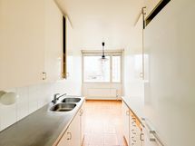 Asunnossa on erillinen keittiö. Mukavasti kaappitlaa.