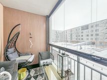 Erillinen lasitettu parveke.