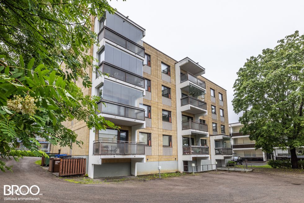 Julkisivua takapihan puolelta