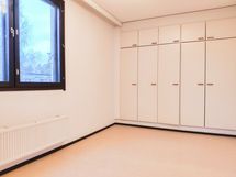 Makuuhuoneen ikkunat ovat rauhallisen pihan puolelle.