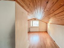 Ullakolta muodostuu parikin huonetta tarvittaessa. Korkeus n. 160cm