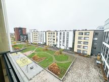 Avarat näkymät parvekkeelta sisäpihan suuntaan.