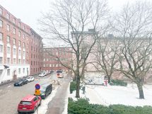 Ikkunasta aukeaa viihtyisä näkymä Apollonpuistikkon suuntaan kaakkoon