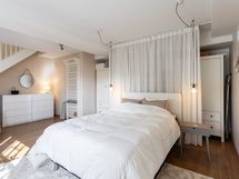Vaatesäilytystilaa sängyn takana