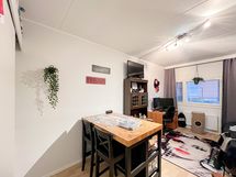 Vierashuone on tilava ja sieltä löytyy myös vaatehuone.