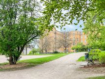 Alueella on viehättäviä puistoja.