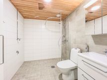 Kylpyhuone on tilava ja pesukoneelle löytyy hyvin tilaa