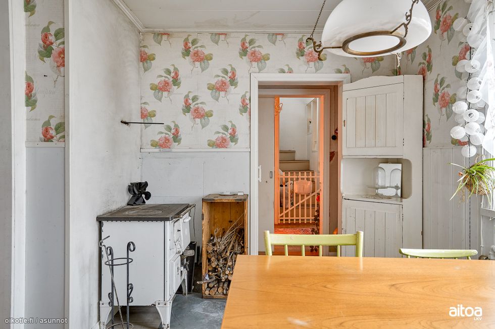 Keittiöstä löytyy SiroMaija puuhella.