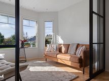 Alakerran takka-aula lähempää kuvattuna.