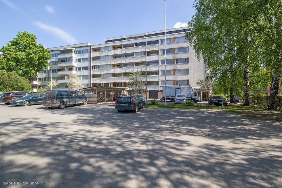 Arvokas, iso oma tontti, yhtiöllä 20 autopaikkaa