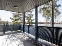Asuinrakennuksen alakerran terassi