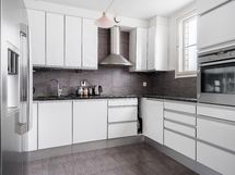 Valoisa ja tilava keittiö.