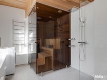 Alakerran uusittu, moderni kph/sauna. Kuvan vasemmassa reunassa lavouari + hana (ei näy kuvassa).