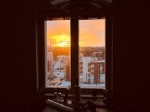 Upeat taivaan värit keittiön ikkunasta