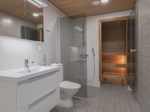 Tilava kylpyhuone ja lisäksi erillinen wc (kuva vastaavasta A17 huoneistosta)