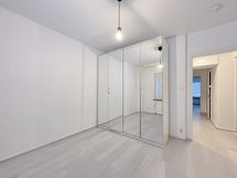 Säilytystilaa on runsaasti makuuhuoneen kaapistossa ja useissa kiinteissä komeroissa.