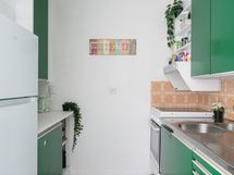 Keittiössä on nostalginen 70-luvun värimaailma