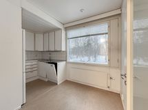 Siistikuntoinen keittiö on hyvin varustettu ja pöydälle on tilaa.