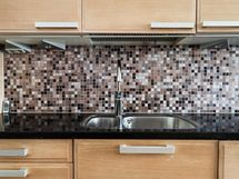 Kaunis mosaiikkikaakeli sopii Puustellin värisävyyn