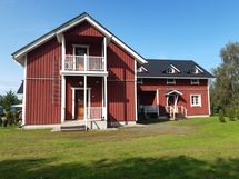 Talon molemmissa päädyissä terassi ja parveke.