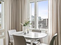 Keittiön ruokailutila.