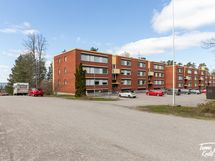 Ihan väljä ja tilava piha-alue myös talon etupuolella