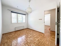1. makuuhuone. Makuuhuoneen ikkuna on sisäpihan puolelle.