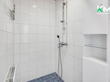 Yläkerran kylpyhuone