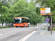 Bussit kulkevat ihan vierestä.