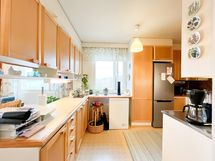 Kaappitilaa on runsaasti. Keittiössä on muovimatto.