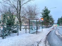 Bussilla pääsee lentokentän sekä Tikkurilan suuntaan kätevästi, bussipysäkit n. 350 m päässä.