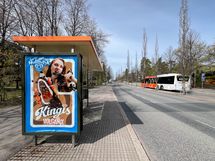 Lähikauppa Alepa palvelee vieressä ja bussilinja kulkee matinkyläntiellä.
