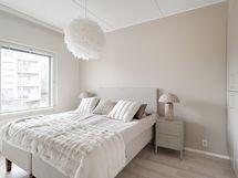 Makuuhuone on tilava.