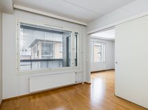 Makuuhuoneessa on tilaa suuremmallekin sängylle sekä esimerkiksi työpisteelle. 