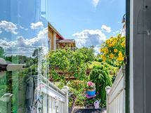 Näkymä lasitetulta terassilta pihalle/ naapuriin