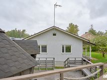 Pihapiirissä yksi omenapuu.