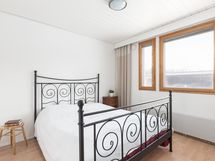 Makuuhuoneiden laminaattilattiat on asennettu v. 2007.