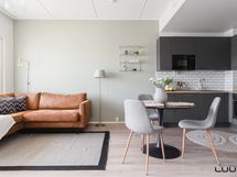 Keittiö ja olohuone yhtenäistä avaraa tilaa