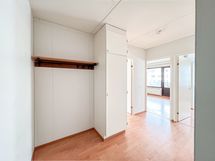 Eteisessä on avonaulakko ja siivouskomero.