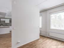 Makuutilan ja oleskelutilan erottaa kiinteä seinäke.