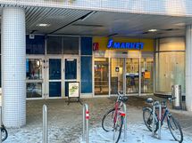 Lähimpään kauppaan on matkaa n. 350 metriä. Alueella on useita ruokakauppoja.