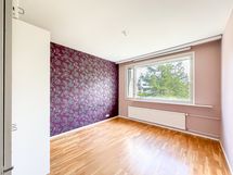 Makuuhuoneessa hyvin tilaa parisängylle.