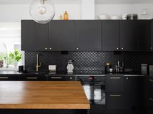 Keittiössä on kauniita yksityiskohtia.