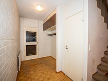 Kuvaa eteisestä kohti ulko-ovea. Oikealle jää erillinen wc.