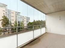 Suuri parveke vehreän sisäpihan suuntaan