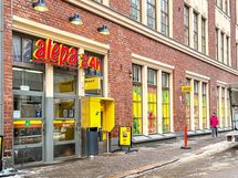 Ruokakauppoja on useampikin kävelyetäisyydellä.