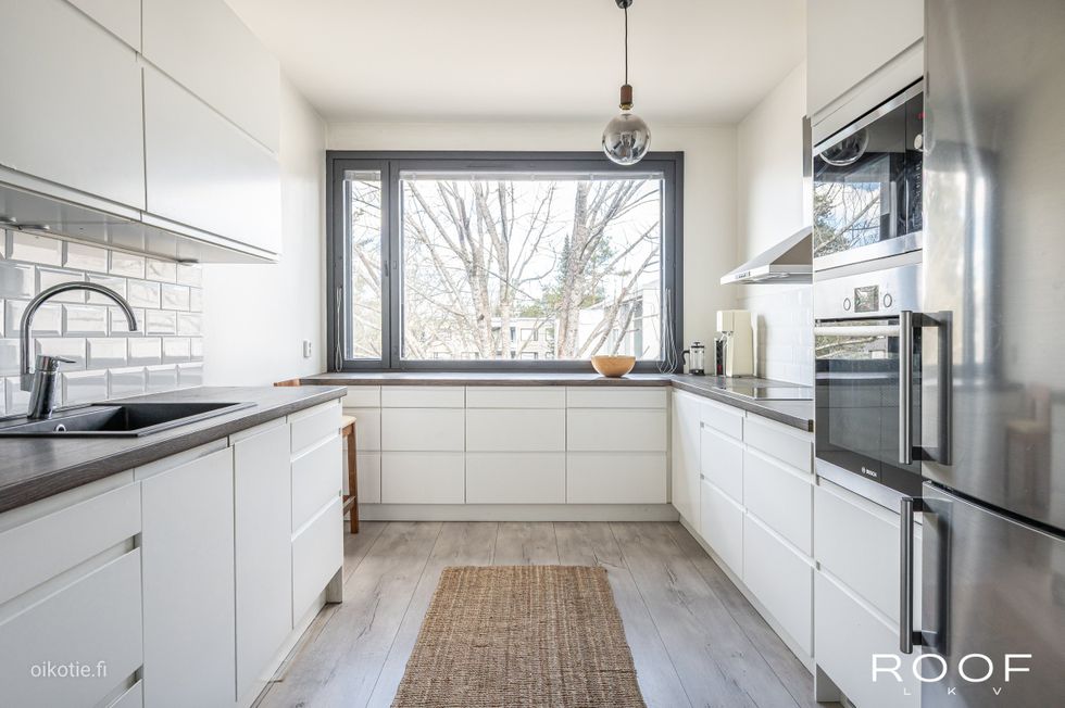 Uusitussa keittiössä on riittävästi työskentely- ja säilytystilaa ammattikokinkin tarpeisiin.