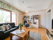 Todella tilava olohuone, johon mahtuu monenlaiset kalusteet.