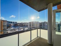 Asunnon parvekkeelta avautuu avara näkymä lounaan suuntaan.