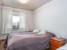 Toiseen makuuhuoneeseen mahtuu hyvin tupla sänky ja työpöytä